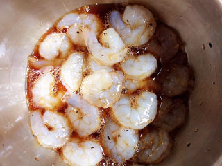 7、虾仁培根披萨,搅拌均匀，虾仁腌制10分钟。