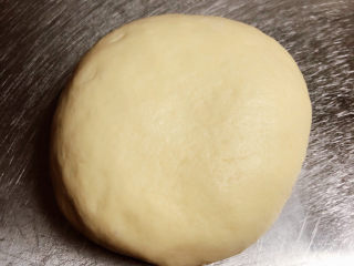 8、虾仁培根披萨,将发好的面揉出气体，揉圆。