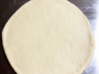 9、虾仁培根披萨,将披萨饼底擀开擀圆。