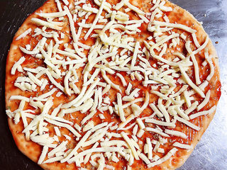 12、虾仁培根披萨,再撒上一层芝士碎。