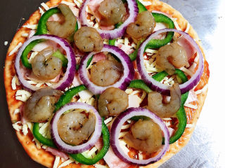 15、虾仁培根披萨,再摆放一层虾仁。