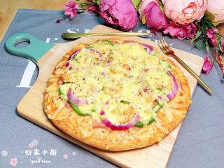 17、虾仁培根披萨,香浓的芝士虾仁培根披萨就上桌了！