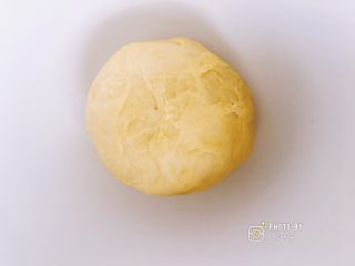 2、西班牙香肠披萨（快手版）,取出面团，盖上保鲜膜和湿布室温发酵一小时。