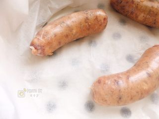 6、西班牙香肠披萨（快手版）,香肠放入蒸锅大火蒸8分钟左右。