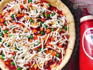 8、西班牙香肠披萨（快手版）,均匀地撒上颜色不同的杂菜，再撒上一层马苏里拉芝士碎，尽可能多一些。