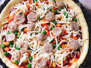 9、西班牙香肠披萨（快手版）,均匀地撒上切好的香肠。