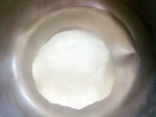 3、苏式月饼《蛋黄酥》,把油酥料混合均匀，