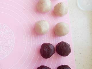 5、苏式月饼《蛋黄酥》,把馅料按每份25克，分成18份