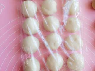 9、苏式月饼《蛋黄酥》,包好的面团，盖上保鲜膜，醒发20分钟