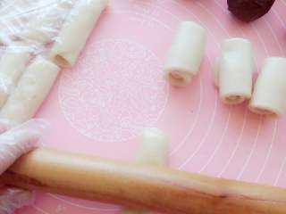 12、苏式月饼《蛋黄酥》,醒发好的面团，再次擀开、卷成圆柱形