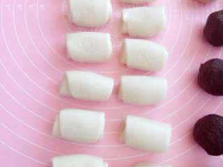 13、苏式月饼《蛋黄酥》,在次盖上保鲜膜醒发15分钟