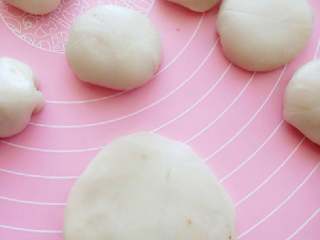 15、苏式月饼《蛋黄酥》,把对夹有卷的朝上按扁，再擀成边缘薄，中间厚的圆片