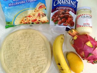 1、香蕉芒果披萨,准备好需要的食材。（因为觉得水果放的挺多了，后面就选择不再加火龙果）