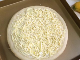 3、香蕉芒果披萨,铺上一半的马苏里拉奶酪。