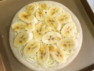 4、香蕉芒果披萨,把香蕉切片铺上。