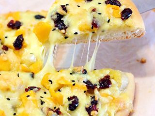 13、香蕉芒果披萨,想要披萨会拉丝，一定在切开后立刻在拼起来一会，使有余温的奶酪重新连在一起。