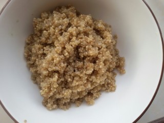 1、鲜虾牛油果黎麦沙拉,先把黎麦洗净，加3倍水煮黎麦，不盖盖子，大约十分钟就好。