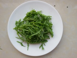 2、鲜虾牛油果黎麦沙拉,苦菊洗净掰小段，备用