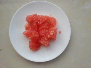 3、鲜虾牛油果黎麦沙拉,西柚去皮，掰小块