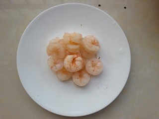 4、鲜虾牛油果黎麦沙拉,虾仁去虾线，煮熟