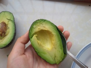5、鲜虾牛油果黎麦沙拉,牛油果对半切开，用勺子挖下来