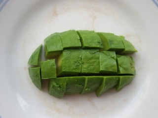 6、鲜虾牛油果黎麦沙拉,切成小块