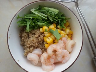 7、鲜虾牛油果黎麦沙拉,先把苦菊，玉米粒，虾仁放进藜麦里