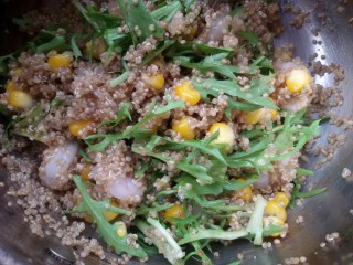 8、鲜虾牛油果黎麦沙拉,搅拌均匀