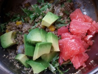 9、鲜虾牛油果黎麦沙拉,最后放牛油果和西柚，因为成熟的牛油果容易懒，西柚容易散