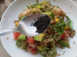 11、鲜虾牛油果黎麦沙拉,撒上一些芝麻，还可以撒一些坚果～