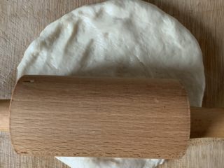 2、菠萝披萨,擀面团