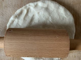 3、菠萝披萨,擀薄