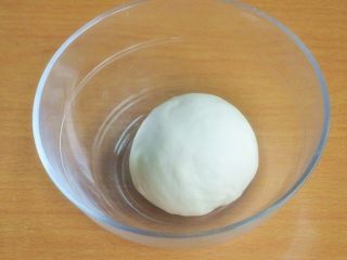 2、水果披萨,目前是夏天，常温发酵40分钟左右，其它季节，可用面包机或者烤箱的发酵功能。