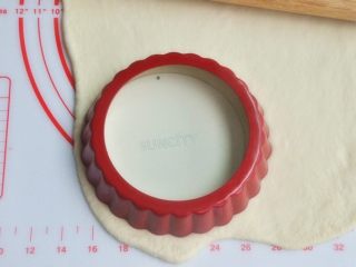 5、水果披萨,把面团擀开，用派盘压出披萨底，我这个是5寸的派盘。