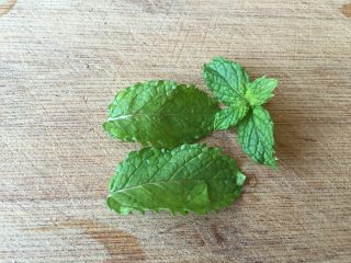 2、莫吉托(改良版),薄荷叶洗净;
