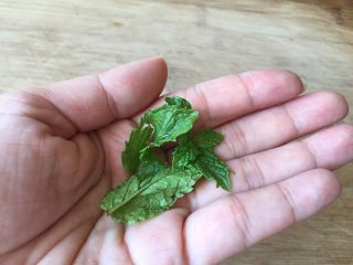 3、莫吉托(改良版),用手揉搓几下;