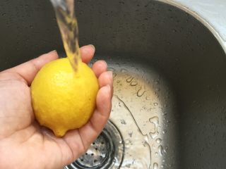 5、莫吉托(改良版),柠檬表面撒一些盐,搓洗干净;