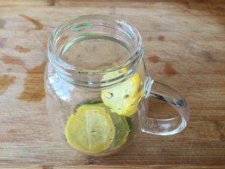 7、莫吉托(改良版),柠檬片放入杯中;