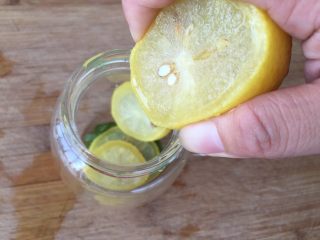 8、莫吉托(改良版),剩下的三分之二,挤出柠檬汁到杯中;