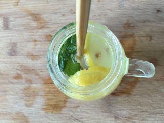 11、莫吉托(改良版),用筷子搅拌几下,盖上杯盖,放冰箱冷藏一段时间再喝;