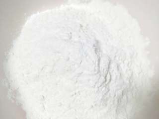 3、冰皮月饼#中秋食饼记#,把澄面、糯米粉、粘米粉、倒入另一盆中混合