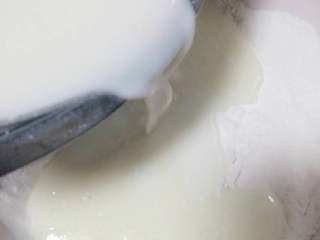 4、冰皮月饼#中秋食饼记#,把液体糊倒入粉中