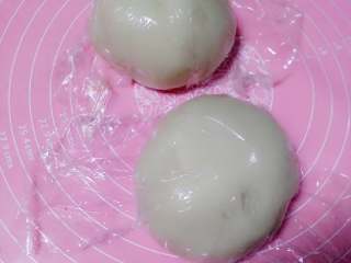 9、冰皮月饼#中秋食饼记#,稍微凉一下，感觉手可操作的温度取出及时揉匀，揉好的面团均分两份，包保鲜膜室温晾凉即可，这就是做好的冰皮