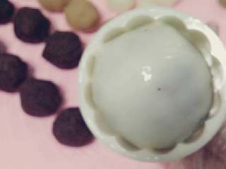 15、冰皮月饼#中秋食饼记#,模具中放入包好馅的冰皮月饼