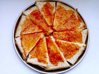 7、吐司披萨,取出待凉后涂上披萨酱。