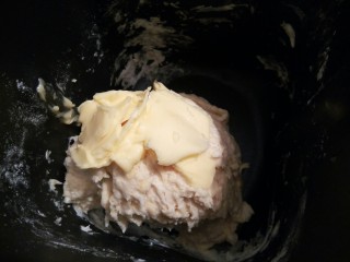 4、自制火腿肠披萨,加入黄油,继续和面五分钟。