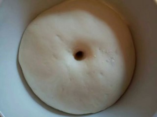 6、自制火腿肠披萨,发酵好的面团,手指可以沾一点干粉试一下,不塌不陷,说明发酵好了,(白白胖胖的,是不是很可爱)