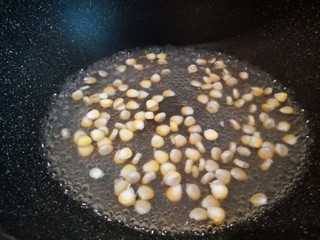 11、自制火腿肠披萨,水开了以后把玉米粒放下只焯水,玉米粒再次浮起,就可以捞出控水,放凉,备用