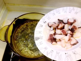 2、意大利海鲜低脂沙拉,做一锅水，煮沸后倒入鱿鱼足