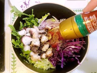 7、意大利海鲜低脂沙拉,加入现磨黑胡椒粒